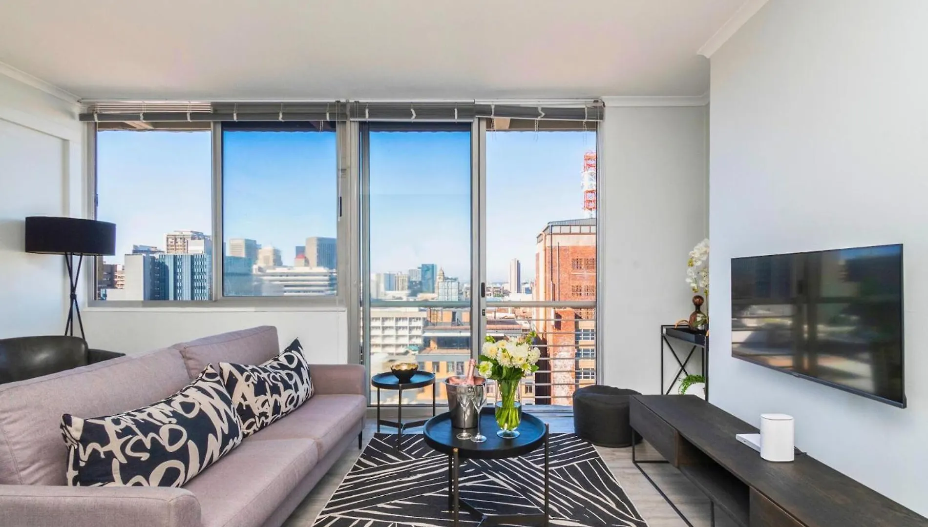 Stylish Urban Retreat With Stunning City Views Le Cap
